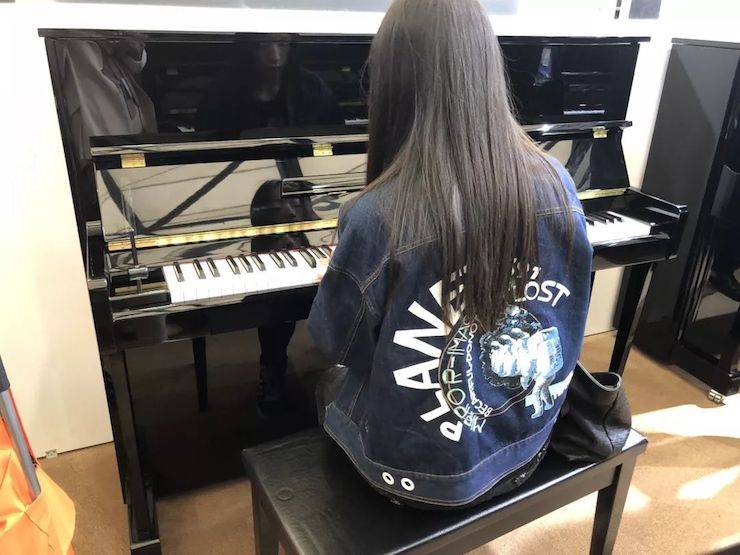 参观来宾试奏日博集团钢琴