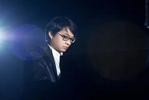 宋思衡的“宅抗疫” | 挑战主播、筹集口罩、闭关作曲，这位取消了20场演出的钢琴家原来这么忙！